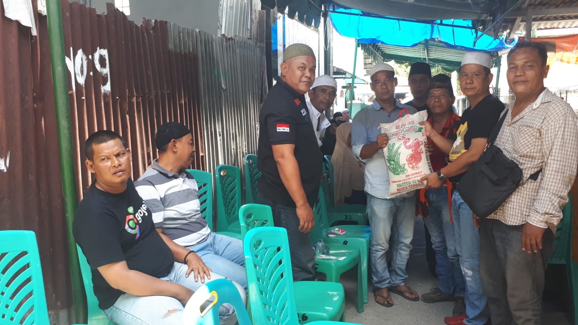 Ketua Pewarta Polrestabes Santuni Keluarga Almarhumah Sabania 1 Goni BerasÂ 