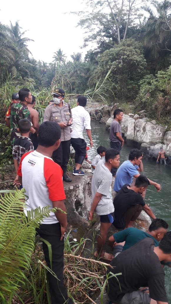 Polsek Bangun Purba Tim Basarnas Dan Warga Mencari Korban Yang Hanyut Di Sungai Buaya