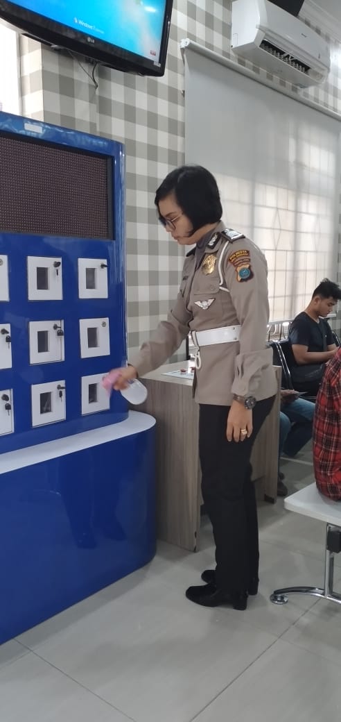 Sat Lantas Polresta Deli Serdang Semprot Cairan Desinfektan Di Ruangan Pembuatan SIM