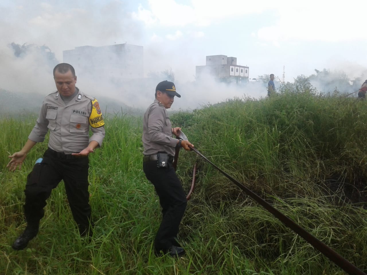 Polresta Deli Serdang Bantu Padamkan Api Lahan Milik Warga