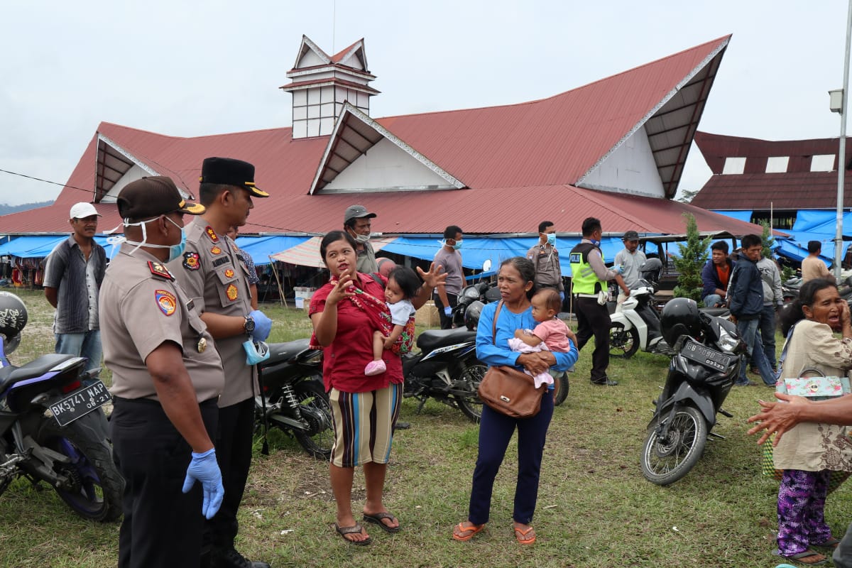Kapolres Pakpak Bharat Terjun Kemasyarakat Bersama Dinkes Lakukan Kerja Bakti Penyemprotan Disinfektan Cegah Wabah Virus Corona