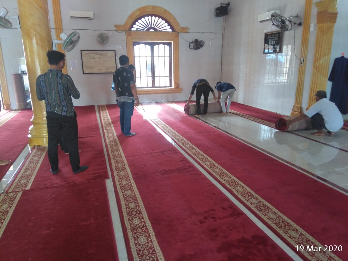 Cegah Virus Corona, Puskesmas Sterilkan Masjid Simpang Sianam dan Barung Barung