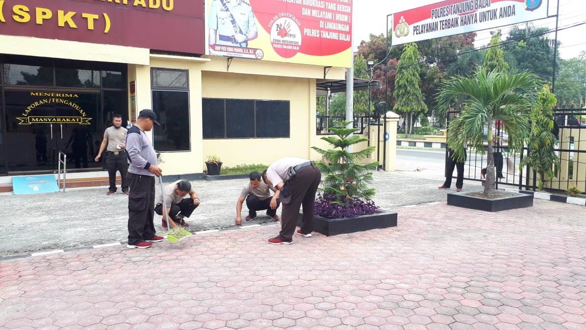 Polres Tanjung Balai Laksanakan Sabtu Bersih Lingkungan dan Ruangan Kerja
