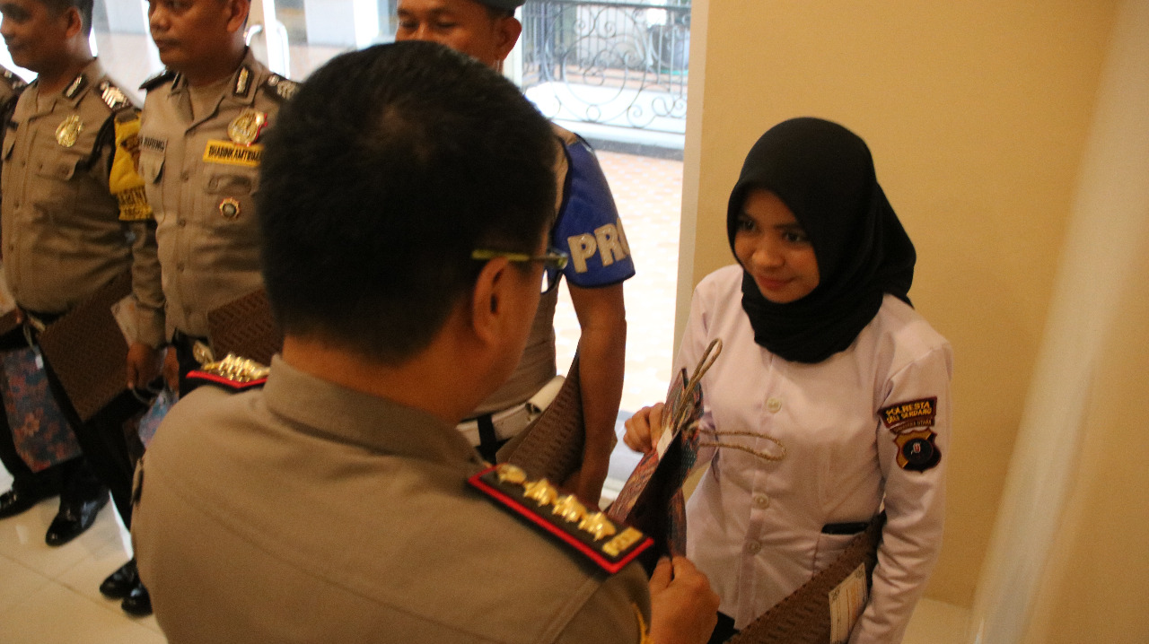 Penuhi Janjinya, Kapolresta Berikan Reward Kepada Sri Endah Pujiani