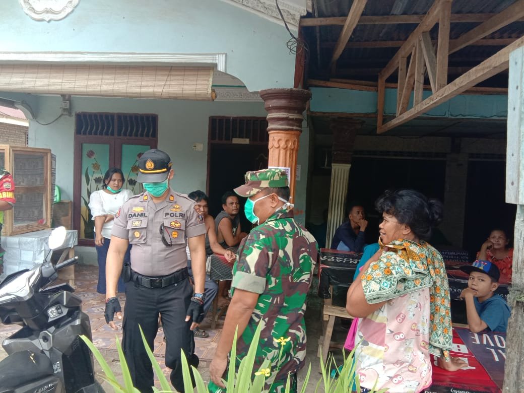 Berjalan Kaki Kapolsek Talun Kenas Sampaikan Himbauan Pencegahan Virus Corona Kepada Masyarakat