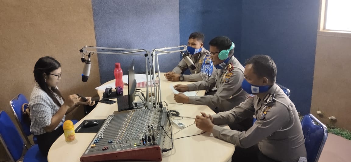 Kasat Lantas Pakpak Bharat Bacakan Maklumat Kapolri Melalui Siaran Radio