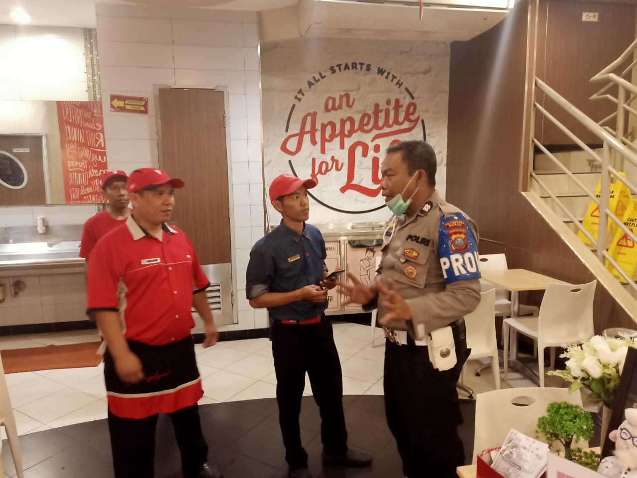 Tindak Lanjuti Maklumat Kapolri, Patroli Gabungan Polsek Medan Timur Bubarkan Masyarakat Berkumpul