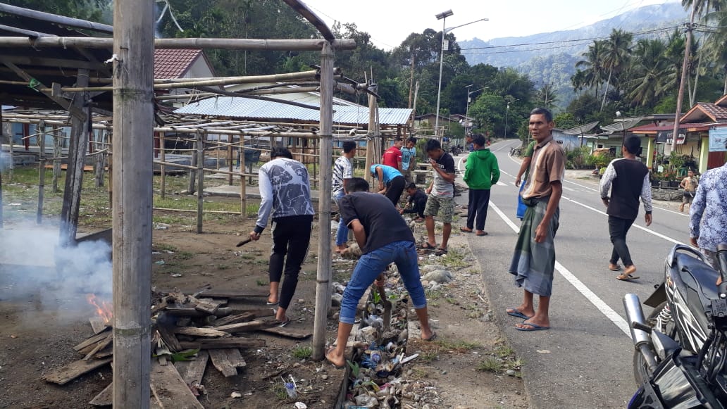 Ikuti Arahan Bupati Gayo Lues, Masyarakat Desa Marpunge Bersihkan Pekarangan