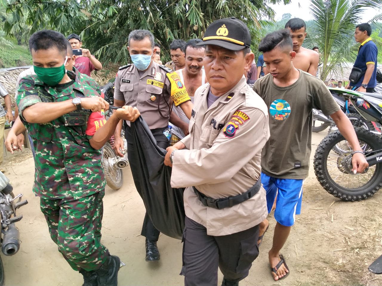 Polsek Bangun Purba Bersama Tim Basarnas Berhasil Menemukan Korban Tenggelam