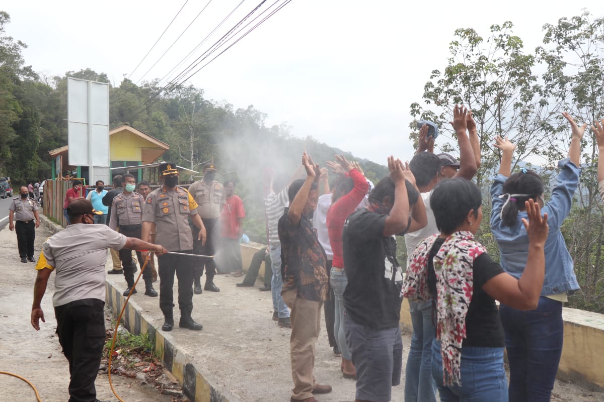 Kapolres Pimpin Pelaksanaan Penyemprotan Disinfektan di Perbatasan Kab. Pakpak Bharat-Aceh