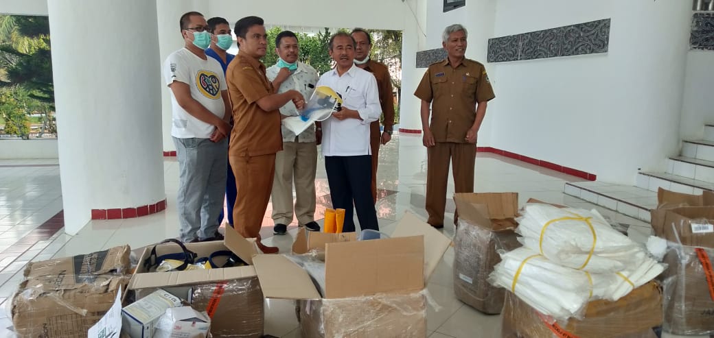Penanganan Covid-19, Gugus Tugas Toba Serahkan 85 set APD