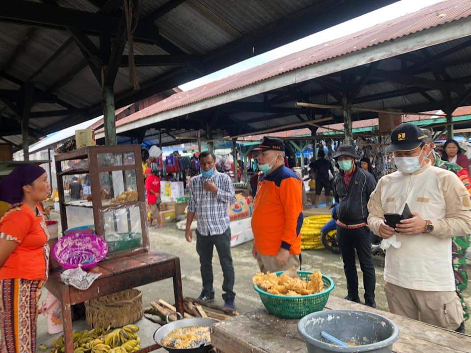 Pj.Bupati Pakpak Bharat Pantau Tempat Perbelanjaan dan Sediakan Fasilitas Mobil Pencucian Tangan