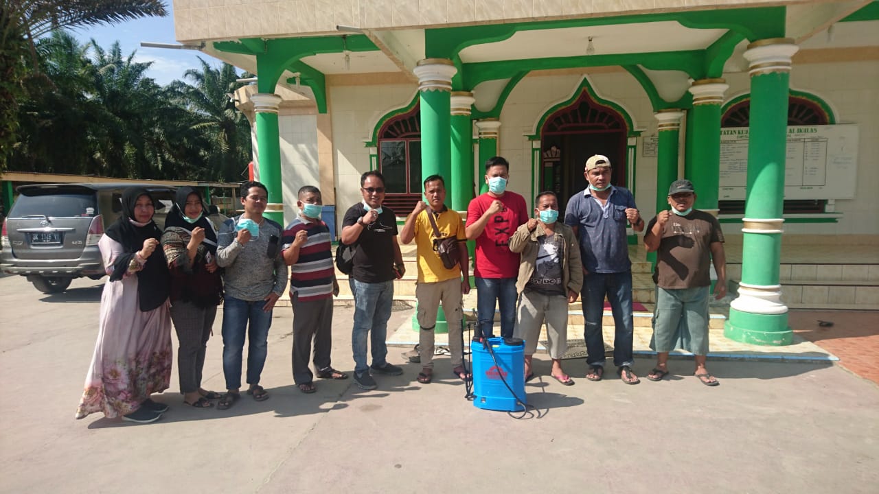Puskesmas Kedai Sianam Semprot Disinfektan ke Mesjid, Musholla dan Kantor Desa