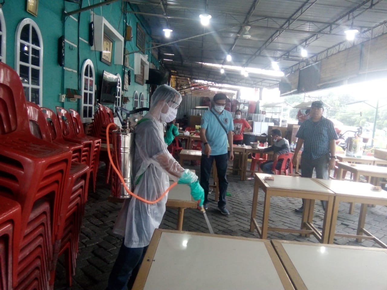 Warkop Anugerah Disemprot Disinfektan