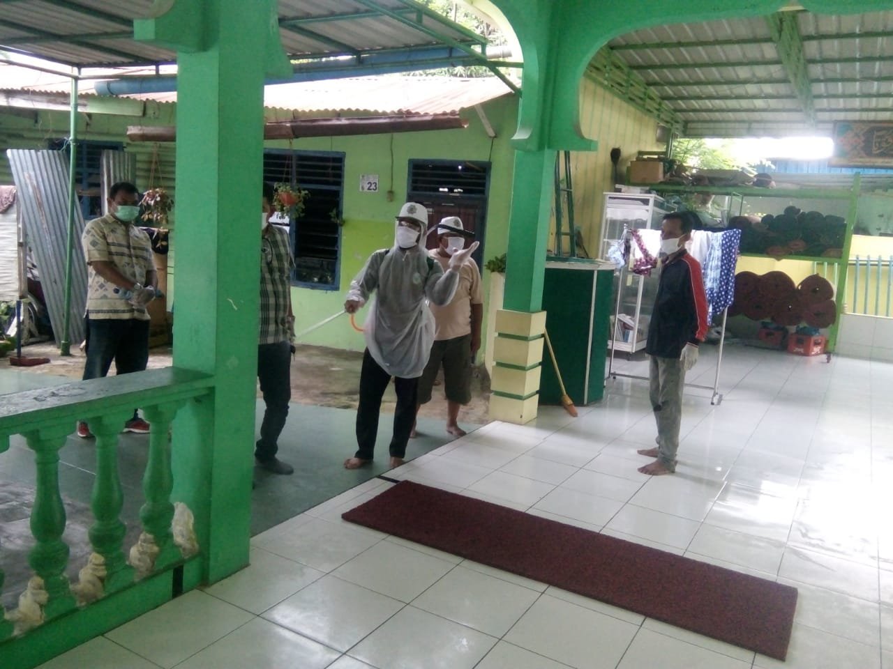 DPC KAI DS dan PWP PS.Tuan Semprot Disinfektan Dirumah Ibadah
