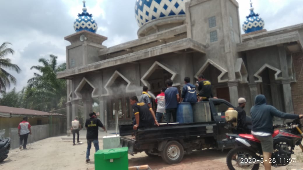 Cegah Covid-19, Tokoh Pemuda di Bilah Hilir Lakukan Penyemprotan Disinfektan Dengan Swadaya