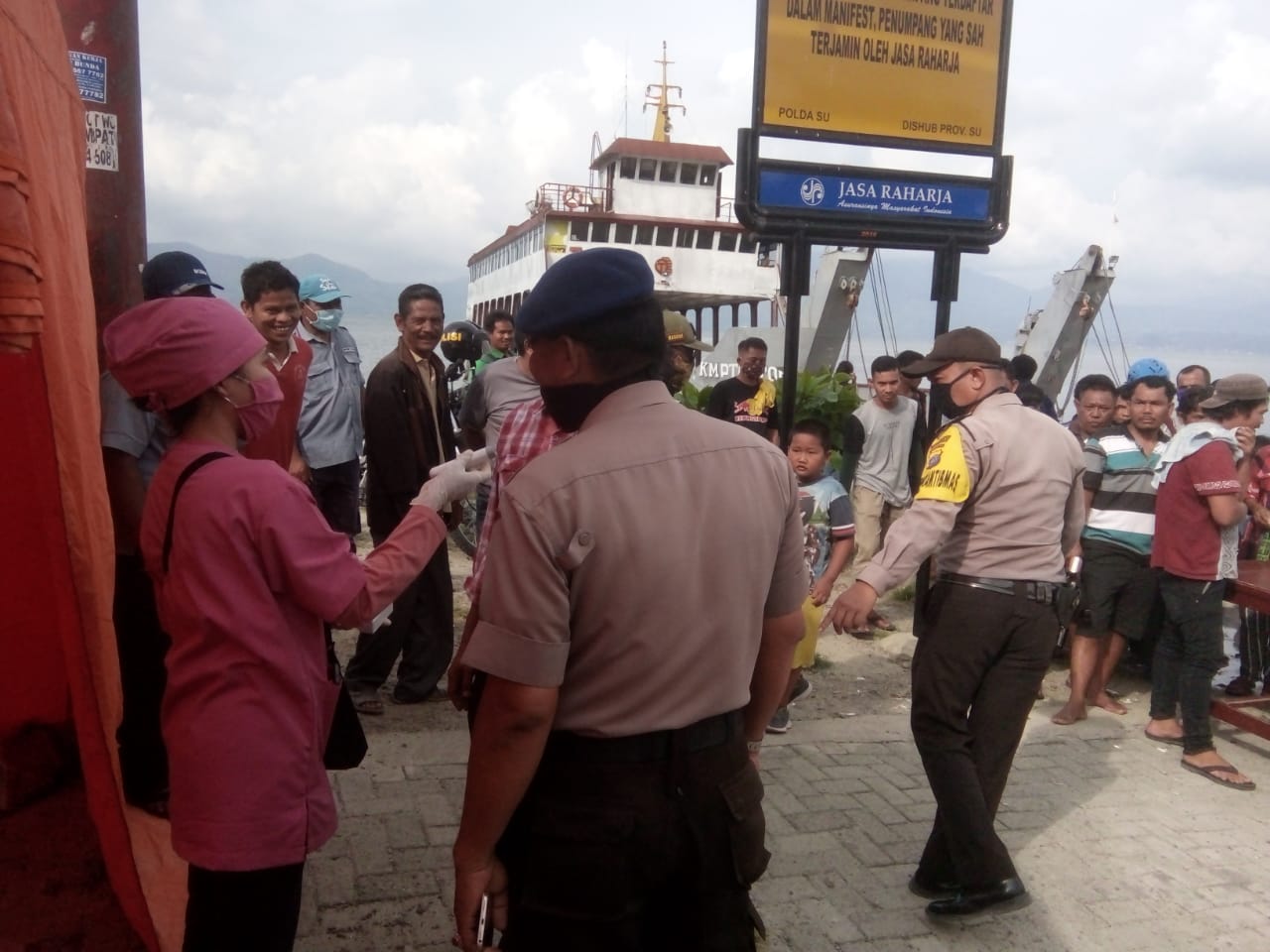 Polres Samosir Seterilkan Pelabuhan Ferry Tomok dari Covid-19