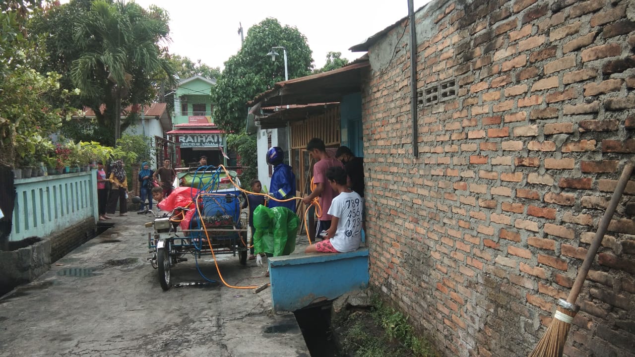 Warga Alfaka 4 Medan Deli Patungan Semprot Disinfektan