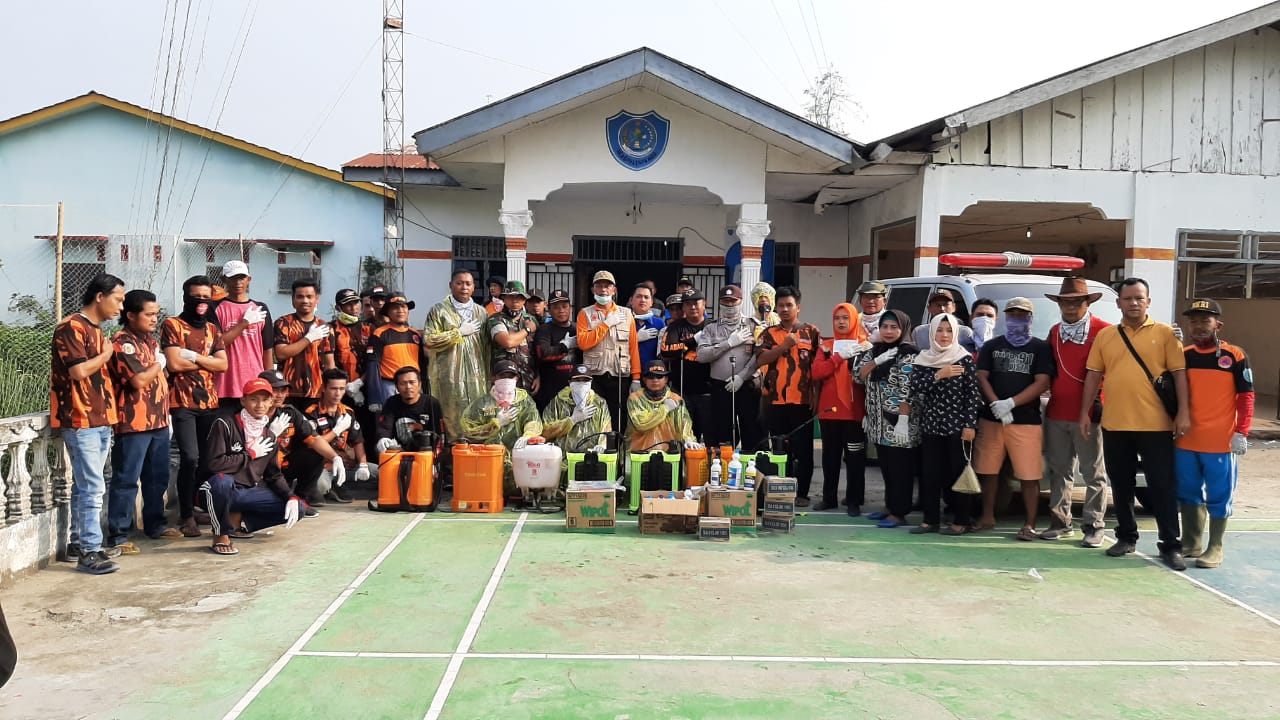 Cegah Kovid 19 Pemerintah Desa Sidomulyo Beserta Ormas Lakukan Penyemprotan Disinfektan