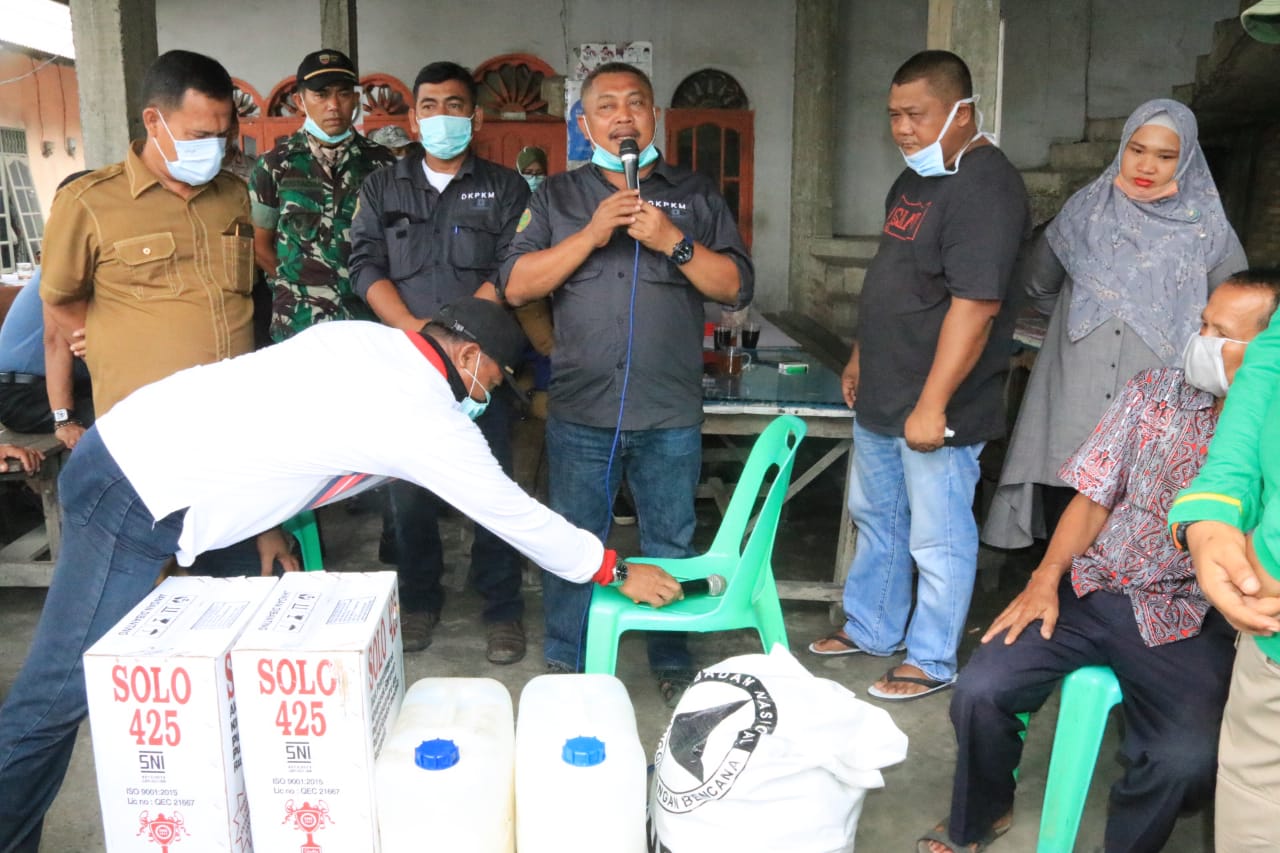 Husni Sahuti Warga Payah Pasir Semprotlan Desifektan dan Bagi Masker