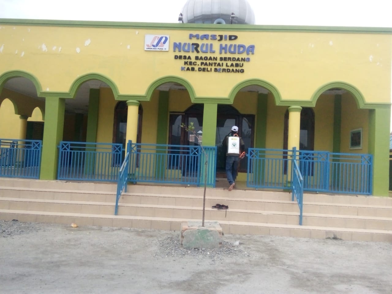 Kades Bagan Serdang Gandeng KAI Semprot Desinfektan ke Desa