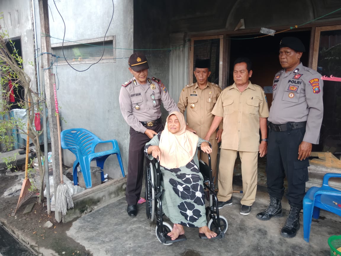 Kapolres Batubara Bantu Kursi Roda Penderita Lumpuh