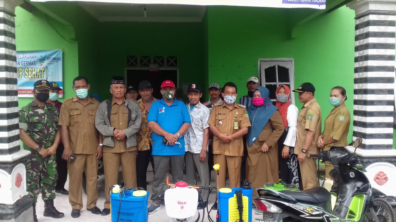 Atasi Corona Muspika Padang Tualang Laksanakan Penyemprotan Disinfektan Di Tanjung Putus