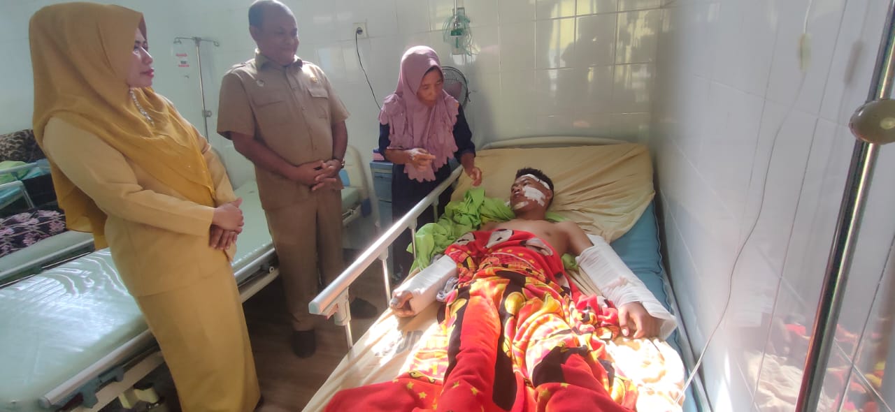 Ny Hj Rosmaidah Darma Wijaya Jenguk Pelajar Korban Lakalantas dan Balita Tersiram Minyak Panas