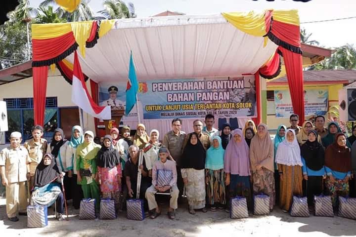 Pemko Solok salurkan 200 Paket Kepada Lansia