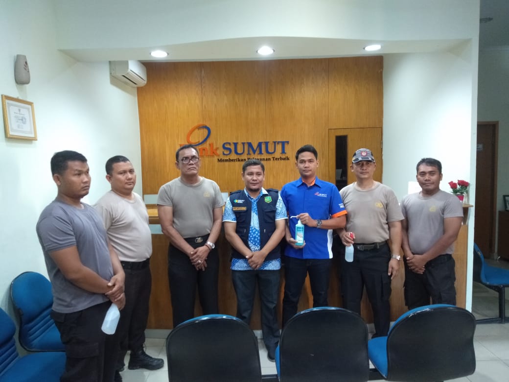 Dinkes Semprot Desinfektan di Kantor Bank Sumut Cabang Sibuhuan