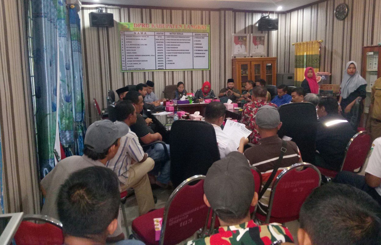 RDP Komisi D DPRD Langkat Dengan Para Pengusaha Kecamatan Wampu Terkait Portal Di Pasar 1 Gohor