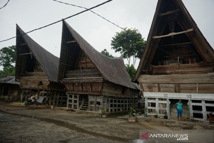 Raja dan Ratu Belanda Kunjungi Rumah Adat Batak di Tobasa