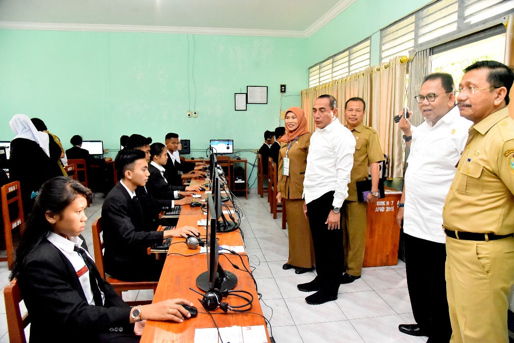 Tinjau Hari Pertama UNBK SMK,  Gubernur Sebut Belum Ada  Keputusan Liburkan Sekolah