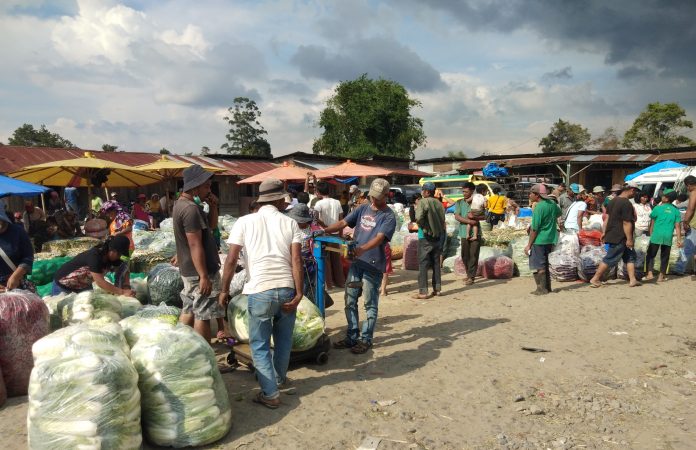 Dampak Covid-19, Pedagang di Pajak Singa Kabanjahe Sepi Pembeli