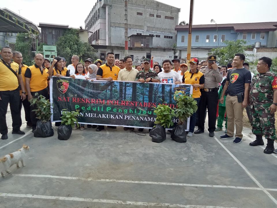 Satreskrim Polrestabes Medan Tanam Pohon di Bantaran Sungai Babura Kp Mandailing