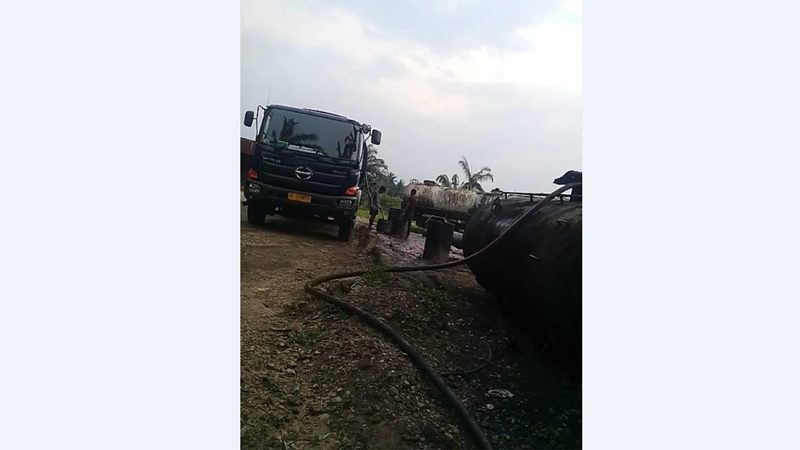 Truk Tangki CPO Dipaksa Masuk Gudang Penampungan Ilegal