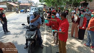 Pakai baju Seragam Partai, Ketua DPC PDIP Sergai Darma Wijaya Bag-bagi Masker Dijalan