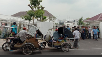 Dampak Corona, Penumpang Sepi Abang Becak Serbu Rumdis Gubsu