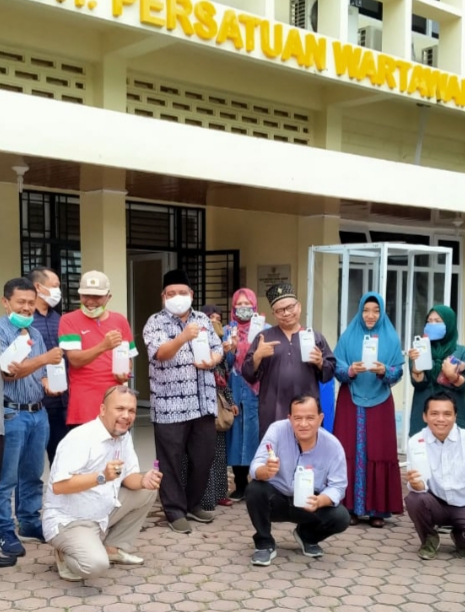 PWI Sumut Peduli Bagi Sembako, Hermansjah : Semoga Wabah Ini Cepat Berlalu