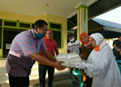 Irsan Efendi  Nasution Terima Bantuan APD dari Keluarga Oloan Siadari