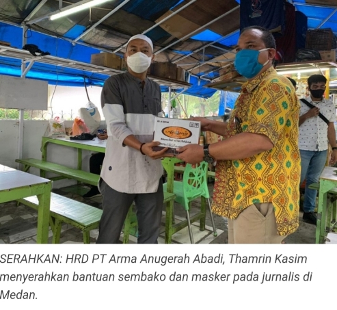 Peduli Covid 19, Aroma Bakery Bagikan Sembako Untuk Wartawan