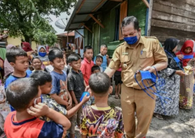 Wali Kota Padangsidimpuan Â Irsan Efendi bagikan Masker 