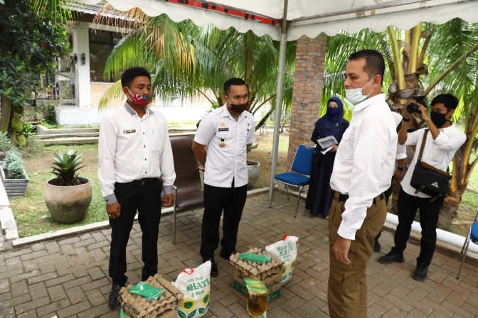 Musa Rajekshah Serahkan Bantuan  kepada Masyarakat Terdampak Covid-19