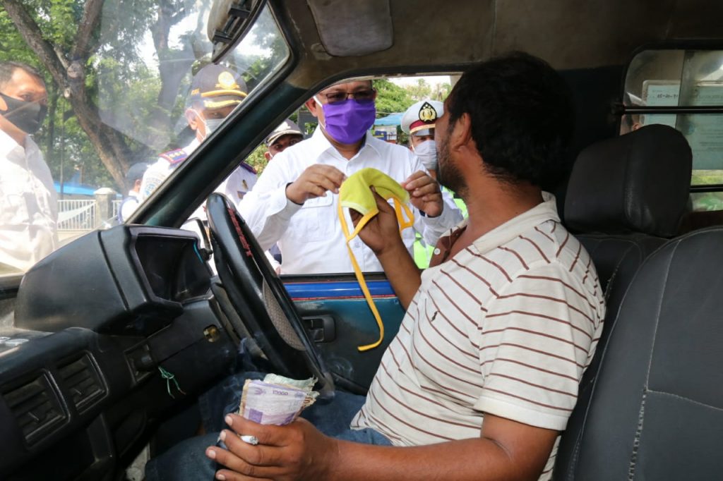 Akhyar Bagikan Masker di Seputaran Lapangan Merdeka