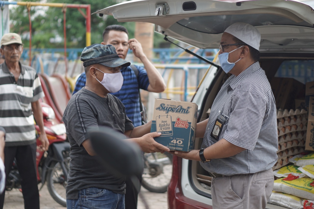 Aroma Bakery Bantu Warga Tertimpa Musibah Angin Puting Beliung, H Suhardi : Kita Merasa Terpanggil Bantu Mereka