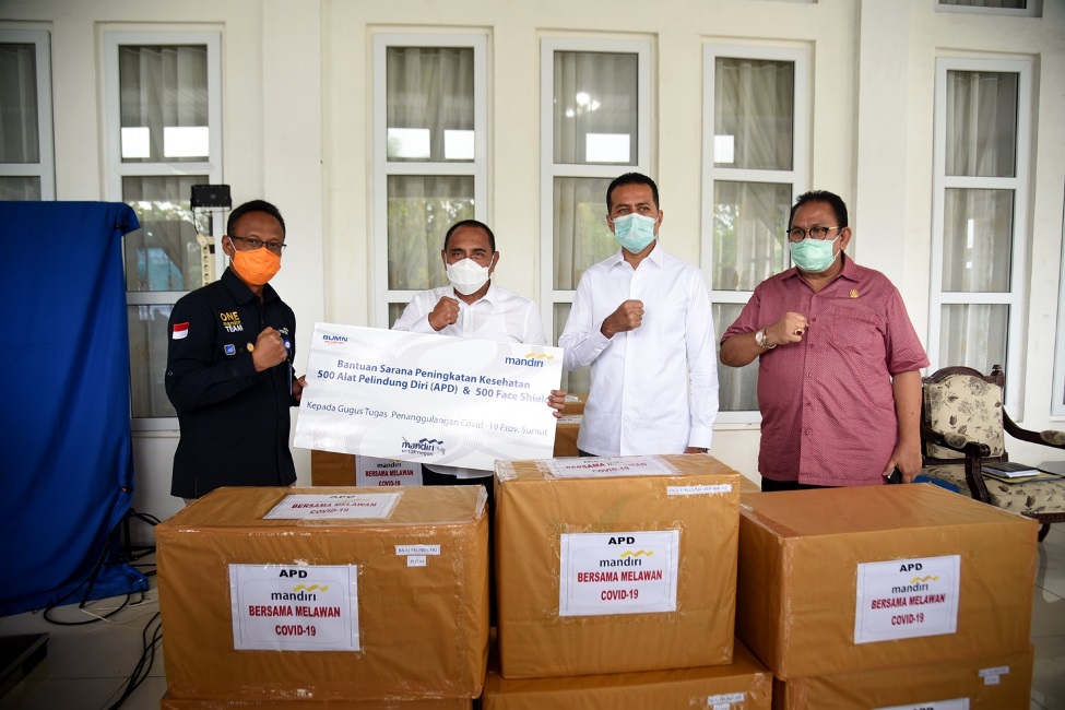 Terima Bantuan APD dari PT Bank Mandiri  Gubernur Anjurkan Bantuan  Diserahkan Langsung ke Rumah