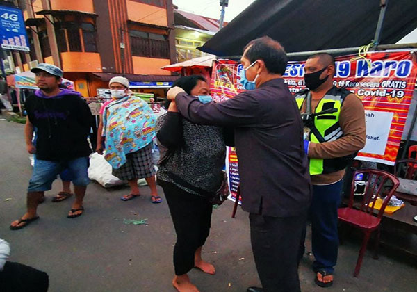 Ketua Satgas Covid-19 Karo Bagikan Masker di Posko Resico GBKP