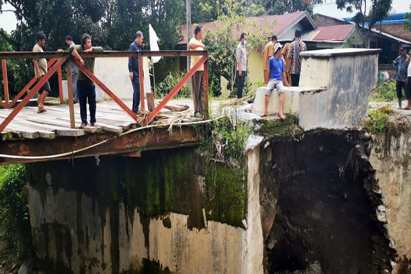 Bupati Karo Tinjau Jembatan Rusak yang Dihantam Lahar Dingin