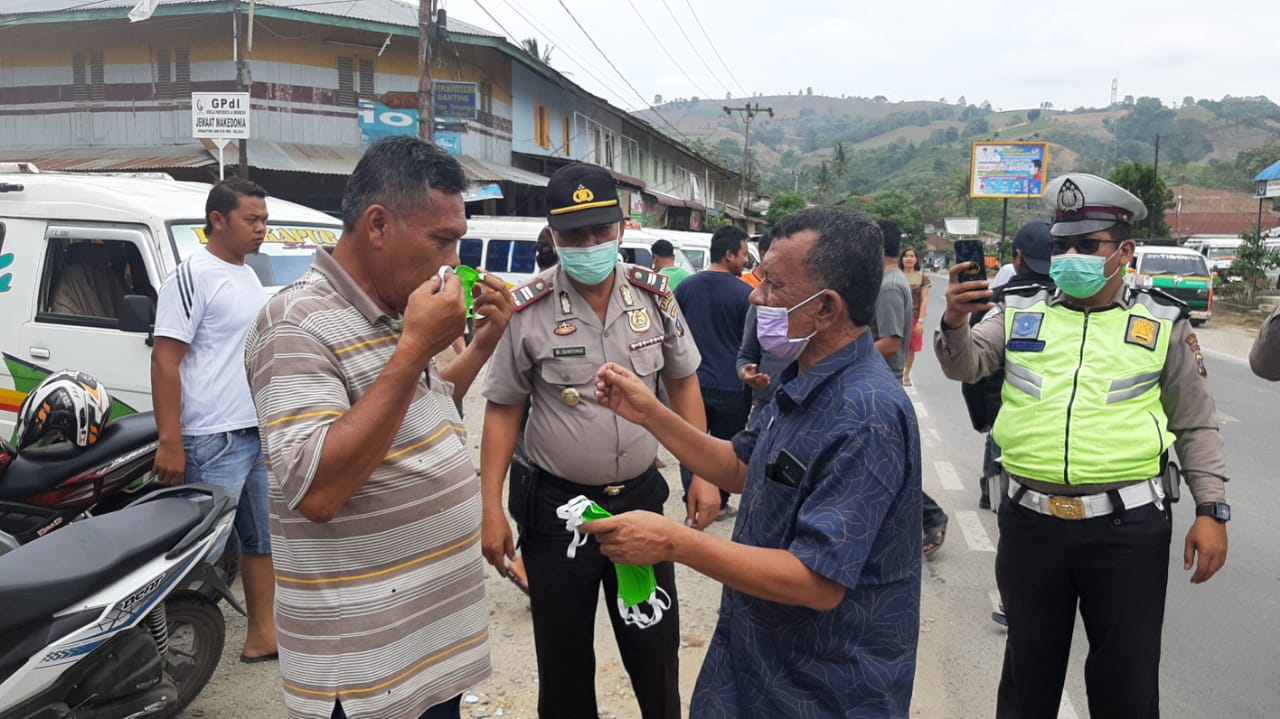 Camat Tigabinanga Bagikan Masker Gratis