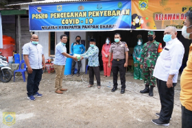 Dinkes Pakpak Bharat Serahkan Bantuan APD untuk Posko Perbatasan